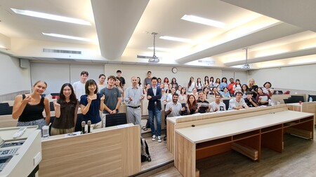 《115-1_GHRM501_IB506_Organization Theory and Management》 Professor Matthew Liu on leadership and decision-making at critical momentsImage